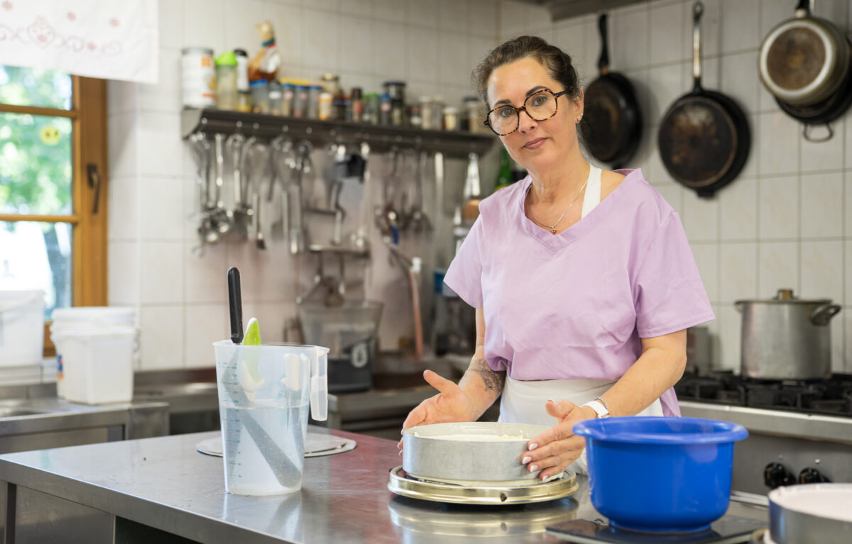 Frau bereitet Kuchen in der Küche vor